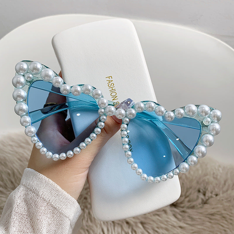 Herzförmige Sonnenbrille mit Perlen